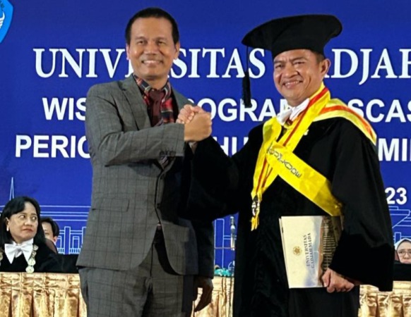 Ketua Kagama Wilayah Sumbar  Genius Umar menyerahkan Lencana Kagama kepada wiaudawan S2 Kagama diwakili Mayjend TNI Dr Hassanudin.