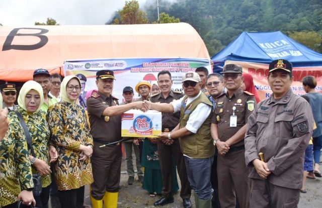 Bantuan sembako diserahkan secara simbolis oleh Kajati Sumbar, Asnawi SH MH kepada Sekretaris Daerah Agam Drs H Edi Busti MSi dan perwakilan korban bencana.