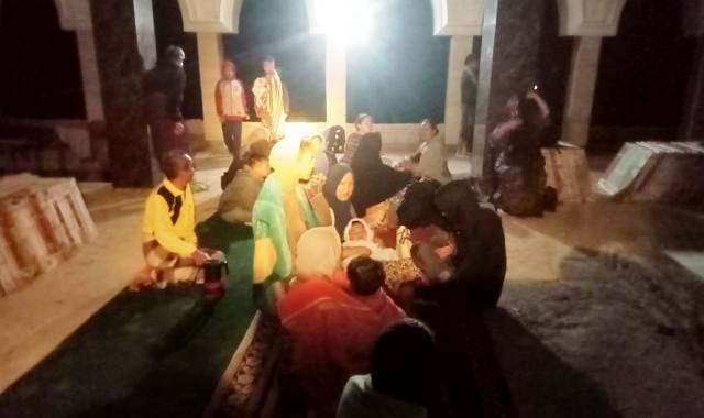 Didera longsor, warga Nagari Tanjung Sani mengungsi ke masjid, Kamis malam.
