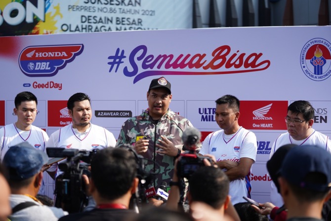 BERI SERTIFIKAT: Menpora RI Dito Ariotedjo didampingi CEO DBL Indonesia Azrul Ananda, me-launching bergulirnya liga basket pelajar terbesar Honda DBL with Kopi Good Day musim 2023-2024 di Lapangan Plaza Kemenpora, 14 Juli 2023 lalu. Menpora menyiapkan ser