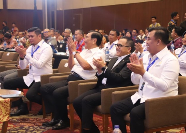 Ketua Umum APKASI Sutan Riska Tuanku Kerajaan bersama Menko Kemaritiman dan Investasi Luhut Binsar Panjaitan dan MenPANRB Abdullah Azwar Anas pada Rakernas APKASI 2023.