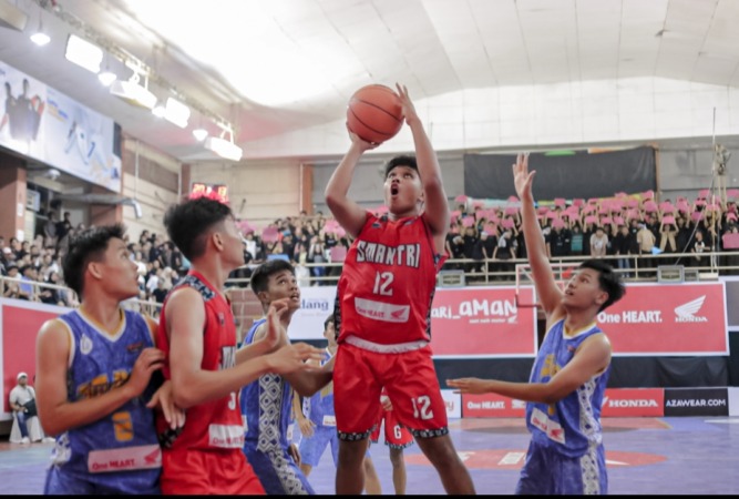SENGIT: Adu Kekuatan Tim SMAN 1 Payakumbuh Putra melawan Tim SMAN 3 Padang. Laga berakhir dengan kemenangan tipis SMAN 1 Payakumbuh dengan skor 33 : 32. (Foto: Gilang DBL For Padek)