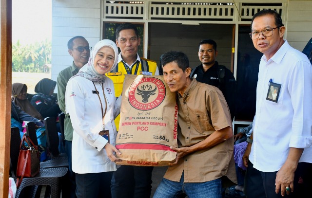 Penerima bantuan BSPS dari PT Semen Padang bernama Jufriadi, warga Kelurahan Baringin, Kecamatan Lubukkilangan, terlihat senang.