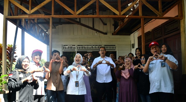 Dukung percepatan pemenuhan RLH dalam penanganan kemiskinan ekstrem di Sumatera Barat, Semen Padang salurkan bantuan semen.