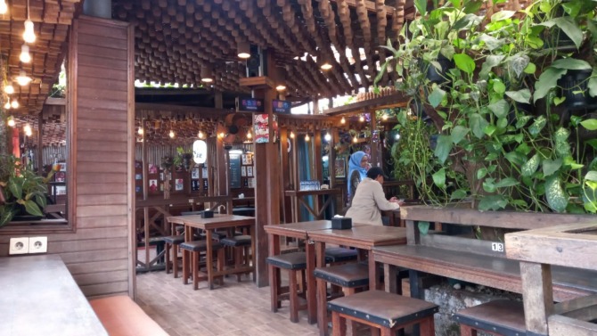 Tong Susu Cafe tempat yang asik dan ramah bagi pengunjung. Didesain dengan interior bernuansa klasik, dan alami.