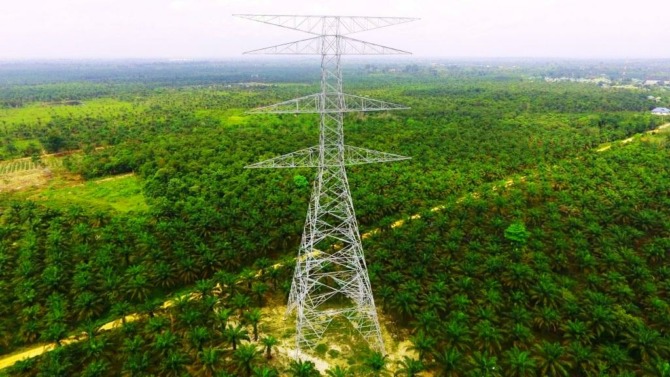 PLN membangun Tol Listrik Sumatera. Jaringan transmisi yang terdiri dari SUTET 275 kilo Volt (kV) dan 500 kV ini dibangun dari Lampung 1/Sribawono hingga Ulee Kareng dengan total panjang 7.010 kms. foto web.pln.co.id