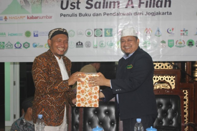 Ustadz Salim A Fillah saat terima cenderamata pada acara Tabligh Akbar di Masjid Baitul Auliya, Kantor Gubernur Sumatera Barat, Minggu (23/7/2023).