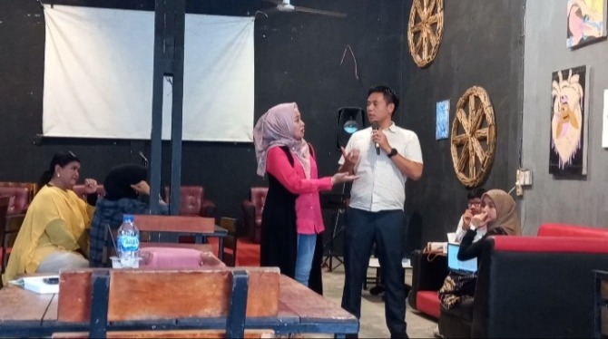 CEO Penang Halal International Fazil Irwan Som, dan Ketua Badan Promosi Pariwisata Daerah (BPPD) Sumbar Sari Lenggogeni, saat memaparkan progress persiapan WIES 2023, di Kupi Batigo.