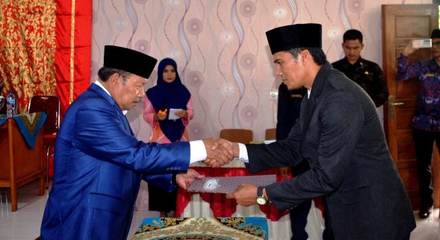 Bupati Agam Andri Warman melantik Asmel R SIP sebagai Wali Nagari Candung Koto Laweh.
