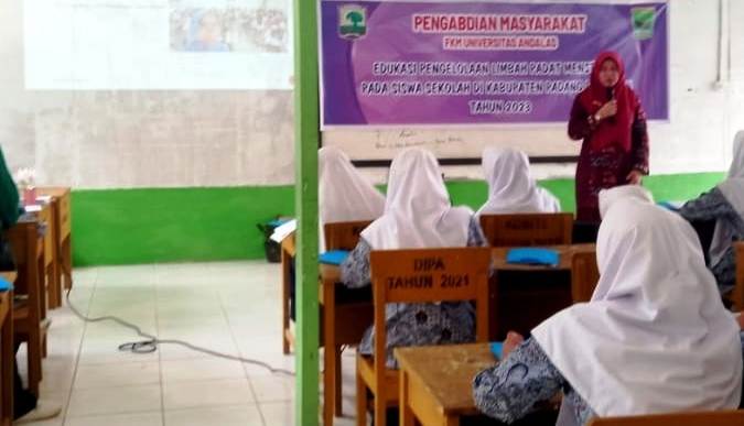 Edukasi pengelolaan sampah pembalut menstruasi di Nagari III Koto Aur Malintang, Padangpariaman, baru-baru ini.