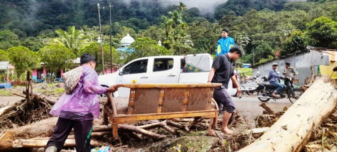 Tim dari PLTA Maninjau dukung penanggulangan bencana banjir dan tanah longsor di Nagari Tanjung Sani dan Nagari Koto Malintang, Kecamatan Tanjung Raya.
