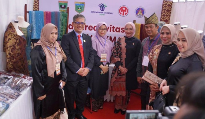 Ibu Wakil Presiden, Wury Ma’ruf Amin bersama sejumlah isteri Menteri Kabinet Indonesia Maju selaku pengurus Dekranas di ISI Padangpanjang.