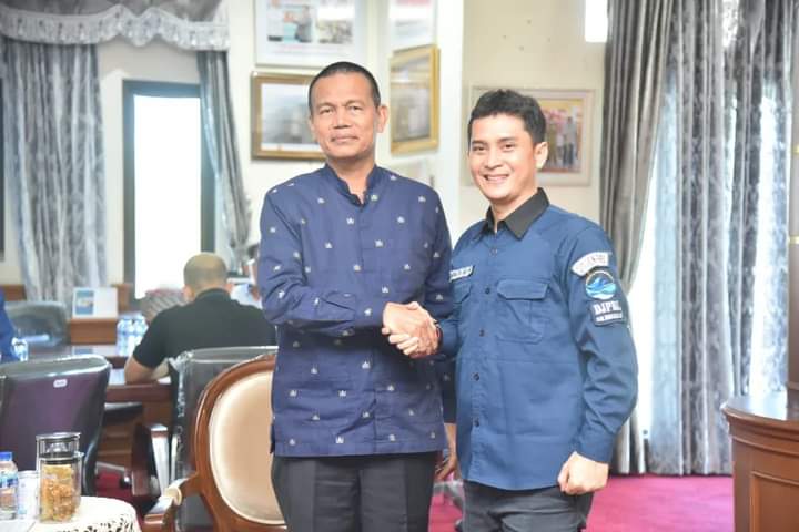 Wako Pariaman Genius Umar menerima kunjungan dari Kepala Loka Kawasan Konservasi Perairan Nasional (LKKPN) Pekanbaru, Rahmat Irfansyah.