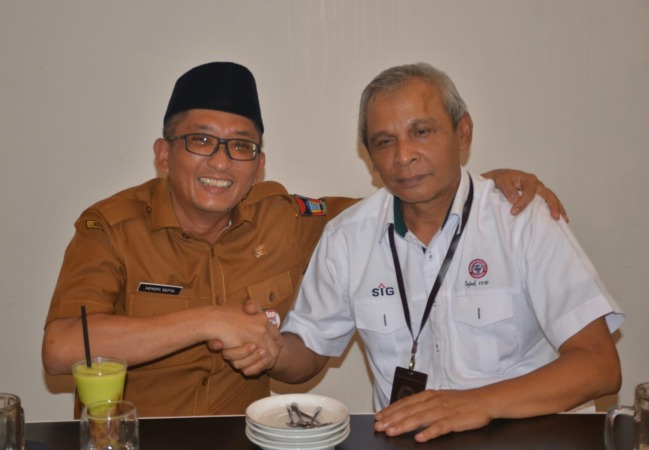 Wako Hendri Septa bersama Dirut PT Semen Padang Asri Mukhtar