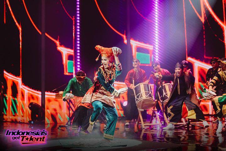 Membawakan lagu Hampa dari Ungu yang dikreasikan dengan Tari Piring di atas kaca serta musik Saluang, Darak Badarak membuat para juri standing applaus.