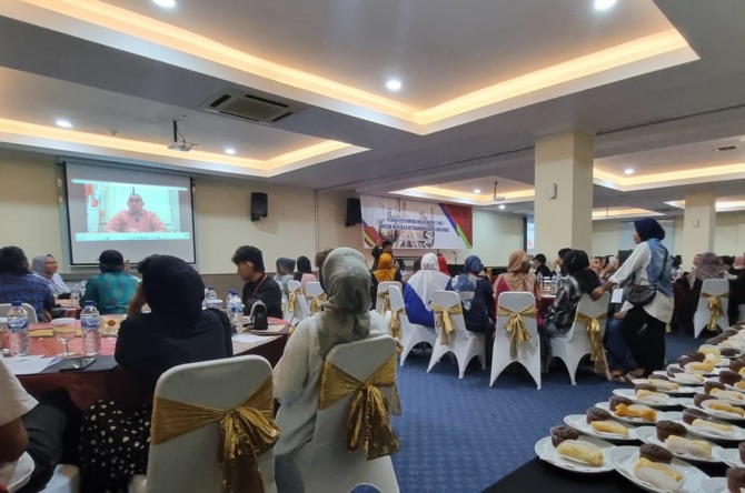 Anggota DPR RI Andre Rosiade memberikan sambutan sekaligus membuka Sosialisasi Peran Pertamina Hulu Energi (PHE) untuk Menjaga Ketahanan Energi Nasional di Hotel Truntum Padang, Kamis (31/8/2023).