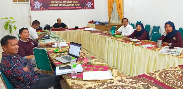 Komisioner KPU Agam saat pleno pembahasan rancangan DCS bakal calon anggota DPRD Agam di Kantor KPU Agam, beberapa waktu lalu.