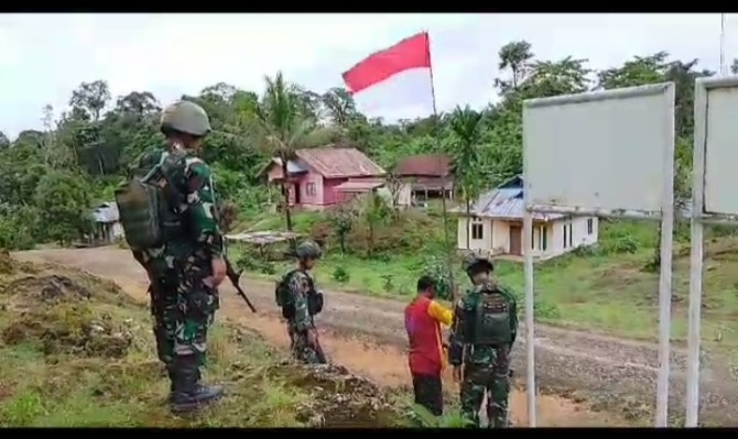 Menyambut HUT Kemerdekaan RI ke-78, Satgas Yonif 133/YS mengajak masyarakat untuk memancang bendera Merah Putih serentak di permukiman warga dan sepanjang jalan di Distrik Aifat Kabupaten Maybrat-Papua Barat Daya, Rabu (16/8/2023).