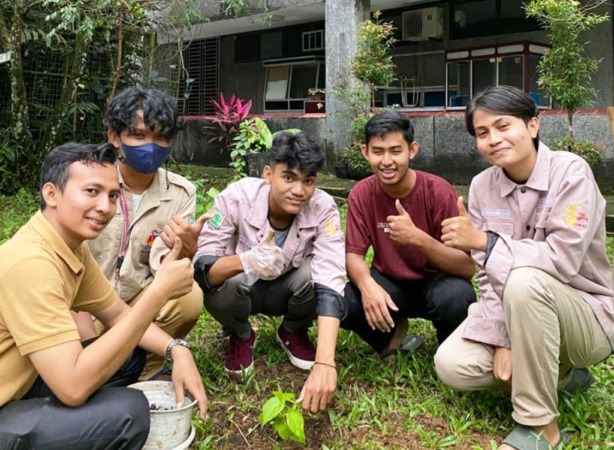 Penanaman paliasa oleh tim salah satu tim PKM-RE Universitas Andalas, Departemen Biologi