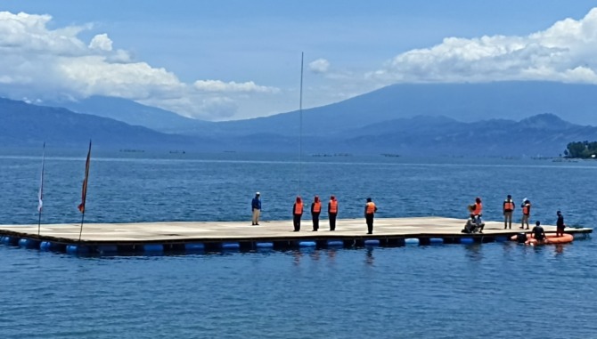 Persiapan upacara HUT RI yang diikuti komandan upacara dan pasukan pengibaran merah putih di lapangan terapung, Danau Singkarak, Kabupaten Solok.