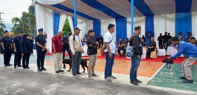 Zee, anjing pelacak Bea Cukai Riau mengendus orang-orang yang dicurigai membawa barang terlarang di tubuh maupun tas bawaannya.