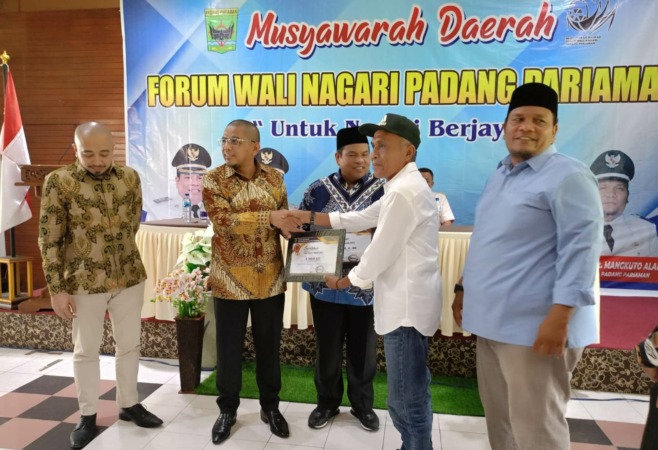 H Arisal Aziz mendapat penghargaan dari wali nagari se-Kabupaten Padangpariaman.