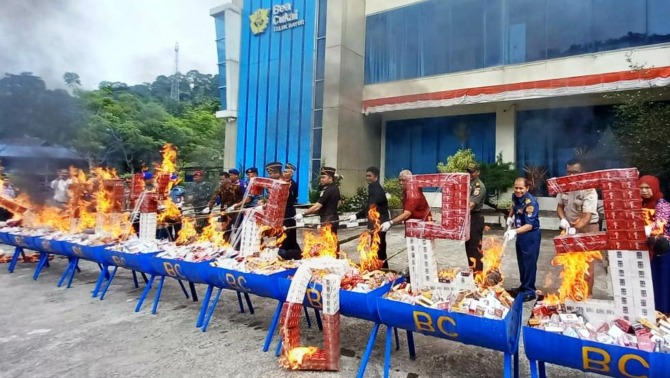 Sebanyak 6.340.916 batang rokok tanpa pita cukai dan dilekati pita cukai bekas dimusnahkan di halaman Kantor Pengawasan dan Pelayanan Bea dan Cukai Tipe Madya Pabean B Teluk Bayur, Kamis pagi (3/8/2023).