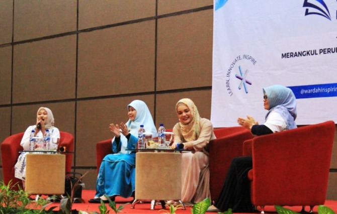 Brand Ambassador Wardah Dewi Sandra dalam kegiatan Wardah Inspiring Teacher 2023 di Kota Padang, 5 Agustus 2023 lalu.