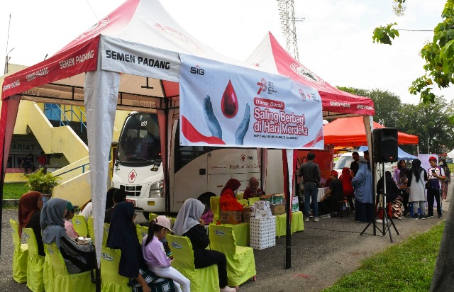 Warga menunggu giliran di tenda donor darah yang digelar PT Semen Padang di GOR H Agus Salim Padang, Minggu (20/8). Foto: Hendra Riko Virnando/Humas PT SP
