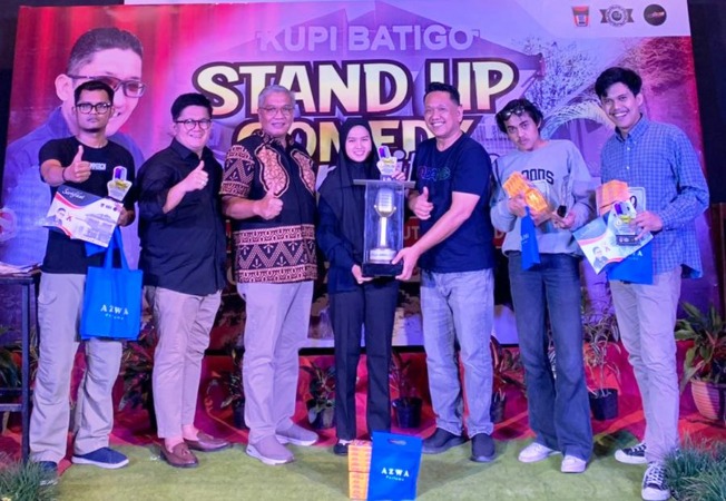 Komika Utari (tengah) berhasil meraih tingkat lelucon yang diharapkan penonton dan Dewan Juri Competition Stand Up Comedy Kupi Batigo, Sabtu malam (13/8/2023).