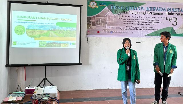 Mahasiswa dari Departemen Teknik Pertanian dan Biosistem (TPB) Fakultas Teknologi Pertanian Universitas Andalas (Fateta Unand) memaparkan hasil pemetaan kesuburan dan kesesuaian lahan Nagari Lawang.