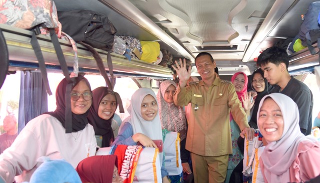 Dahsyatnya Program Saga Saja! Wako Genius Umar berangkatkan 21 mahasiswa asal Pariaman ke Perguruan Tinggi Terbaik di Indonesia, Selasa (8/8/2023).