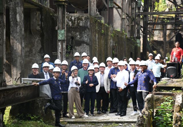 Delegasi dari Provinsi Ba Ria-Vung Tau, Vietnam, melihat dari dekat konstruksi Pabrik Indarung I PT Semen Padang yang sejak tahun 1910 itu.