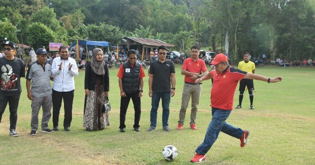 Bupati Agam membuka secara resmi open turnament sepak bola Wali Nagari Padang Tarok Cup I tahun 2023 di lapangan sepak bola Jorong Ujuang Guguak, Kecamatan Baso, Kamis (3/8).
