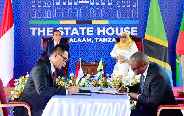 Presiden Joko Widodo dan Presiden Tanzania Samia Suluhu Hassan menyaksikan penandatanganan Memorandum of Understanding antara Direktur Utama PLN, Darmawan Prasodjo dan Managing Director TANESCO, Maharage A Chande tentang kerja sama dan pendampingan di sub