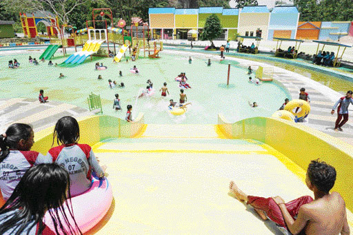 UNTUK KELUARGA: Wahana waterpark, Harau Sky and Resto, Lembah Harau yang disukai anak-anak.(IST)