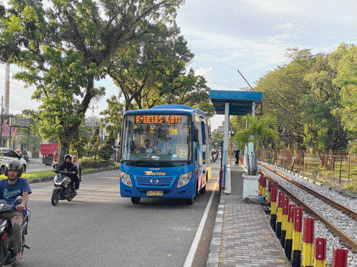 JADI ANDALAN: Bus Trans Padang saat melewati salah satu halte pemberhentian yang berada di Jalan Prof. Dr. Hamka, Airtawar, Kecamatan Padang Utara, beberapa waktu lalu.(SY RIDWAN/PADEK)