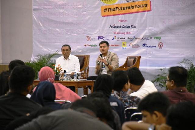 Kepala Departemen Perencanaan dan Pengendalian Produksi PT Semen Padang Juke Ismara (kiri) saat menyampaikan materi pada sesi kelas Green Energy: Menciptakan Pembangunan Berkelanjutan di kegiatan Bisnis Indonesia Goes to Campus di Politeknik Caltex Riau,