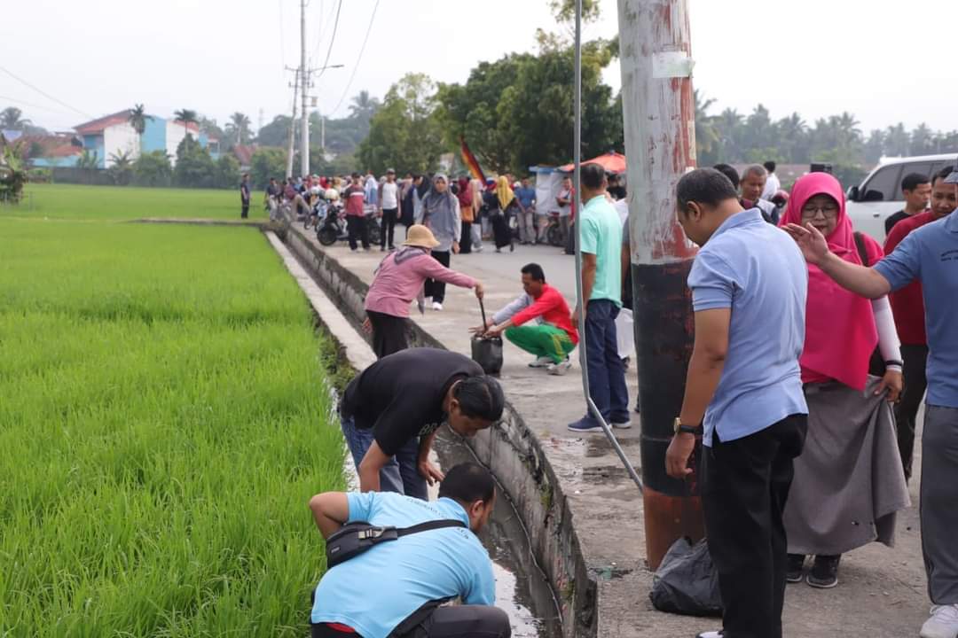 KERJA BAKTI: ASN lingkup Kota Solok goro di lokasi perhelatan iven RSBG, Selasa (19/9).(IST)