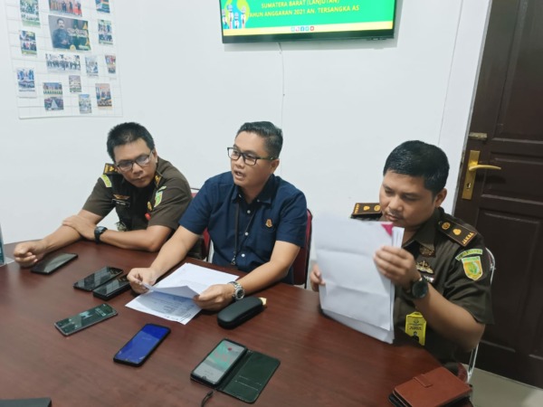 Kasi Intel Kejari Padang Afliandi didampingi Kasi Pidsus Yuli Andri dan Ketua Tim Penyidik Wiliyamson saat jumpa pers di Kantor Kejari Padang, Rabu (6/9).