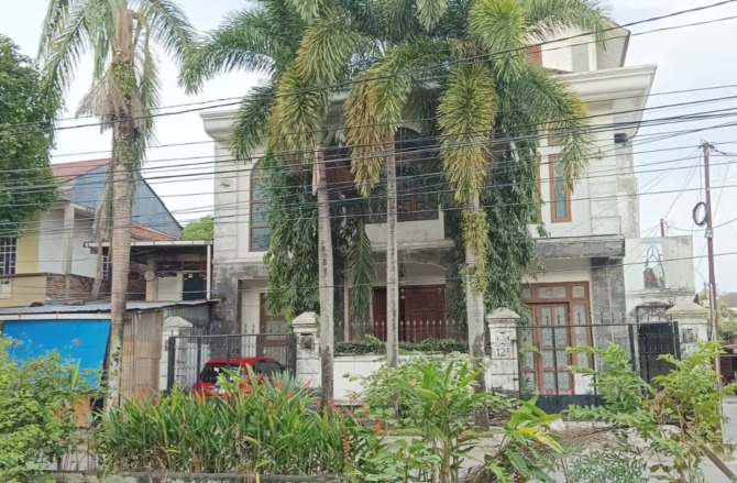 DIJUAL Properti Luas dengan Banyak Kamar di Jln Perintis Kemerdekaan No 12 A, Kota Padang.