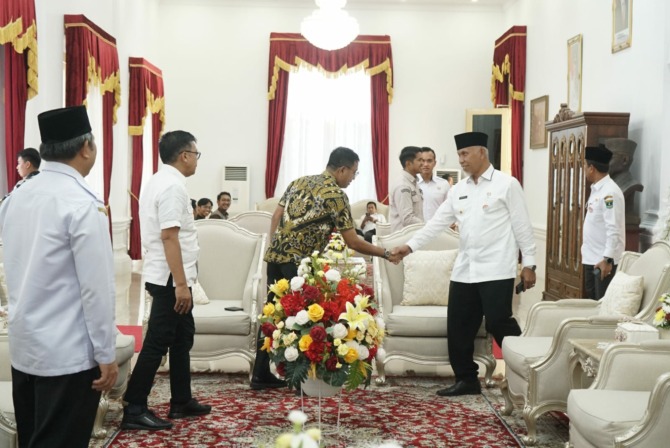 KEBUT PERSIAPAN: Bupati Solsel saat bertemu Gubernur Sumbar untuk membahas dana BKK Pembiayaan MTQ, Rabu (13/9).(IST)