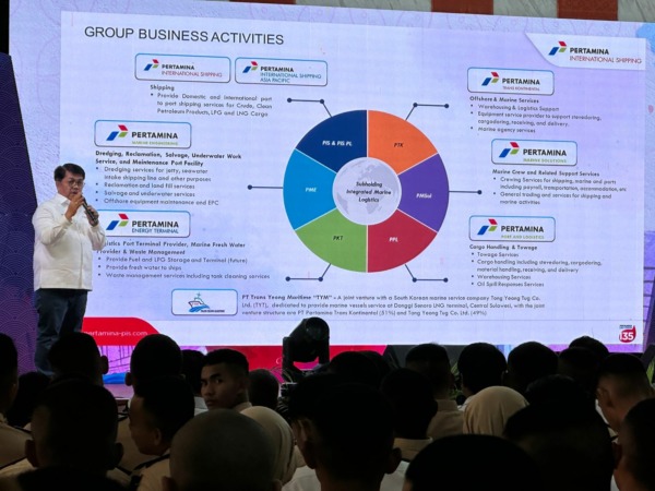 Direktur SDM & Penunjang Bisnis PT Pertamina International Shipping (PIS) Surya Tri Harto di hadapan Taruna-Taruni Poltekpel Sumbar, Kamis (14/9).