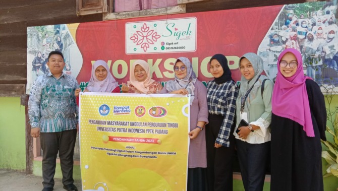 Dosen Universitas Putra Indonesia (UPI) YPTK Padang memberikan edukasi dan pendampingan penerapan teknologi digital dalam pengembangan bisnis UMKM SigekArt Silungkang, Kota Sawahlunto.