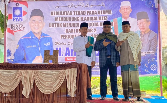Ulama dan Guru-guru hadir dalam kegiatan Kebulatan Tekad Mendukung H Arisal Aziz (tengah) jadi Anggota DPR RI.