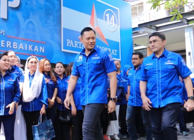 Koordinator Juru Bicara DPP Partai Demokrat Herzaky Mahendra Putra (kanan) bersama Ketua Umum Partai Demokrat Agus Harimurti Yudhoyono.