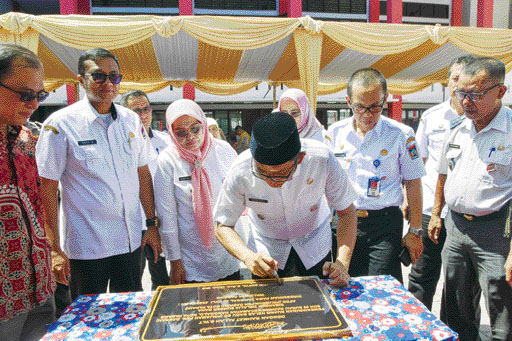 PENUH PERHATIAN: Wali Kota Padang, Hendri Septa didampingi Kadisdik Kota Padang, Yopi Krislova ketika meresmikan gedung baru SDN 27 anakaia, Kecamatan Kototangah, Padang. Ini sebagai bentuk dukungan pembangunan bidang pendidikan, termasuk dengan kehadiran