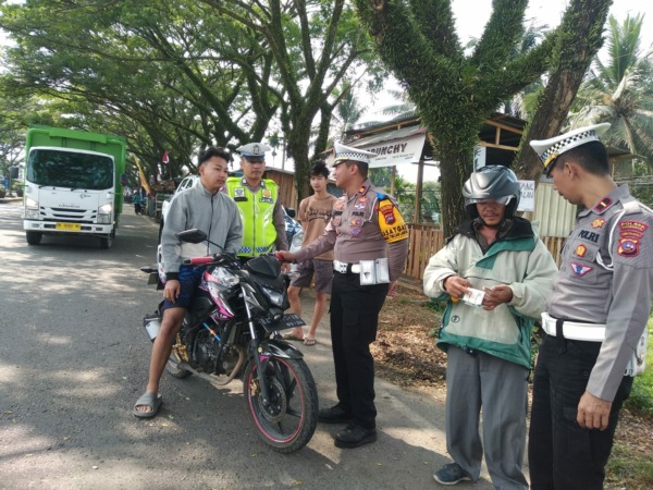 Kasat Lantas Polres Dharmasraya Iptu Andi Muhammad Nurfadli memberikan arahan kepada pengendara yang tidak pakai helm pada saat menggelar kegiatan operasi Zebra Singgalang.(IST)