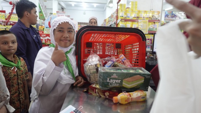 MEMULIAKAN: Yakesma bersama PT Paragon, Budiman Swalayan dan d’Besto, memberikan santunan kepada anak yatim di Kota Bukittinggi, akhir pekan lalu.(IST)