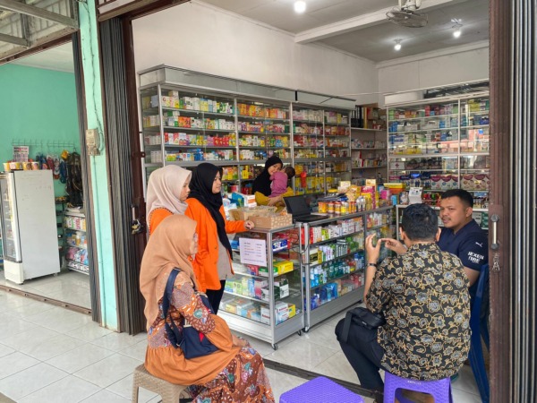 BENAHI PEMBUKUAN: Tim pengabdian PNP berdiskusi bersama pengelola Apotek Aiza Farma di Jalan Raya Padang-Solok, Bypass Solok, Kotobaru, Kecamatan Kubung, Kabupaten Solok, kemarin.(IST)